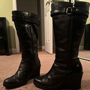 UGG Maxine size 7 black snow boot wedge leather